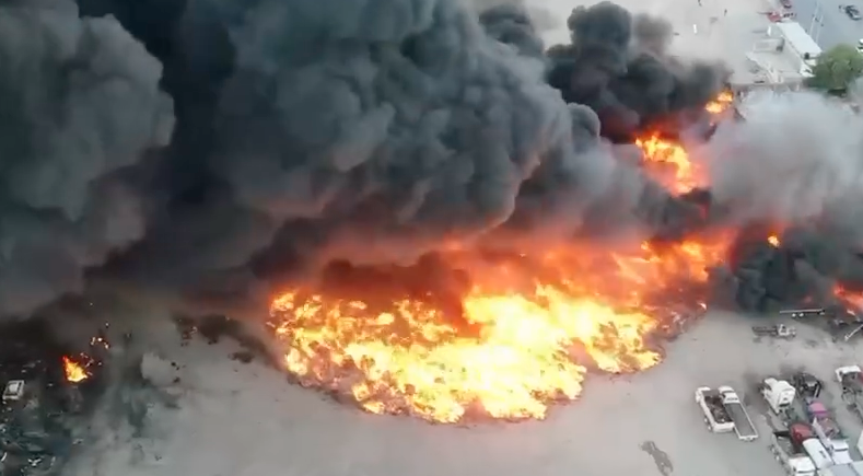 Incendio en recicladora moviliza a cuerpos de emergencia en Saltillo